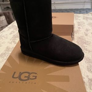 Women’s black UGGs boots hardly used ioriginal box